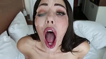 كان يعرف دائمًا كيفية الوصول إلى كس امرأة سمراء جميلة.